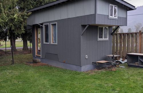 Everson House | Charming tiny house bungalow at Nugents Corner with WiFi & Baker Mt close by.