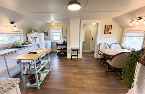 York House | Charming Upstairs Historic Downtown 1BR | Near WWU