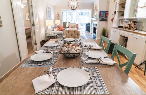 Twin Oaks House | Charming Wild Dunes Cottage with free golf cart