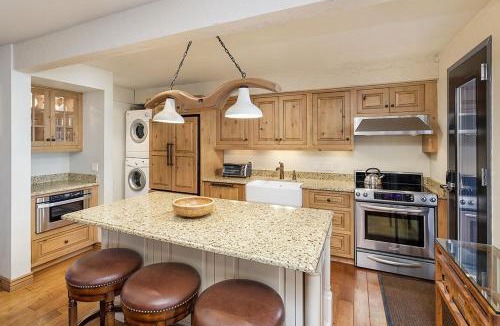 Aspen House | Chateau Roaring Fork Unit 38, Condo with Private Deck, 4 Blocks from Downtown