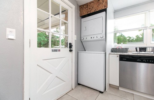 Gainesville House | Cheerful & Charming Stay 3 Miles to UF/Shands/Downtown