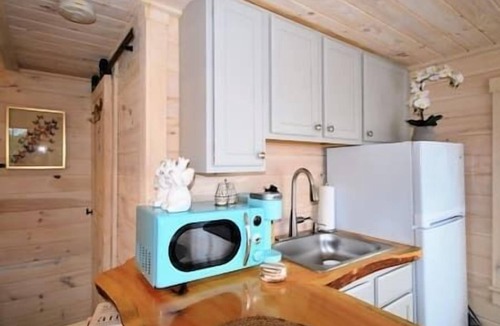 Edgecomb Cottage | Cheerful Cottage with Loft 9