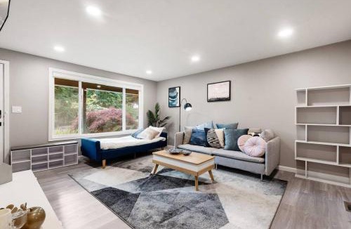 North Juanita House | Cheerful Kirkland Home w&AC Big Yard,Walk to Beach