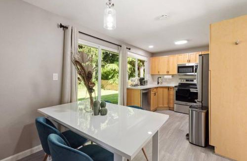 North Juanita House | Cheerful Kirkland Home w&AC Big Yard,Walk to Beach