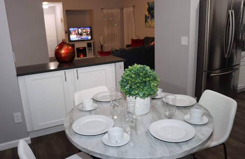 Aurora House | Cheerful, Newly furnished 3 bdrm home with indoor fireplace.