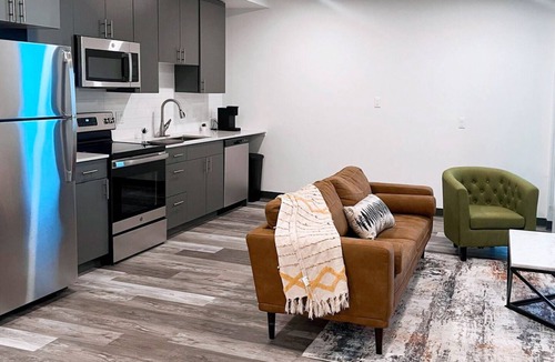 Lincoln Park Apartment | Chic 1BR Art District Hideout