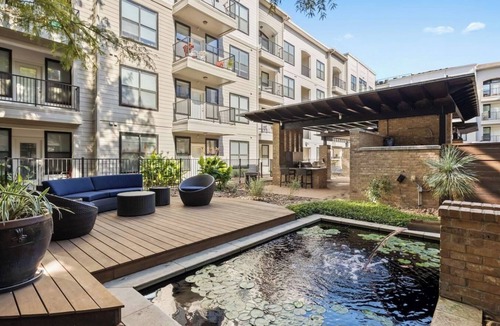 St. Edwards Apartment | Chic 1BR Retreat | Walk to SoCo, Pool & Wi-Fi