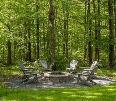 Roscoe House | Chic Cabin with Hot Tub and Fire Pit