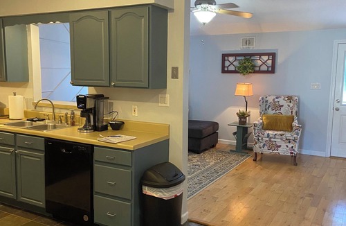 Powell Apartment | Chic en suite 2 bedroom corporate apartment in N. Knox/Powell with WiFi, AC