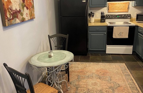 Powell Apartment | Chic en suite 2 bedroom corporate apartment in N. Knox/Powell with WiFi, AC