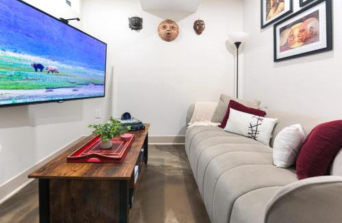 Whittier Apartment | Chic Lower-Level Stay - Prime Walkable Locale