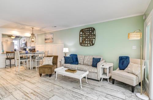 Murrells Inlet House | Chic Murrells Inlet Getaway about 2 Mi to Marsh Walk!