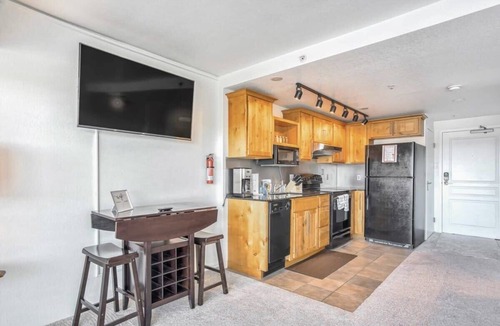 Central Colorado Springs Apartment | Chic Skyview Studio Downtown Colorado Springs
