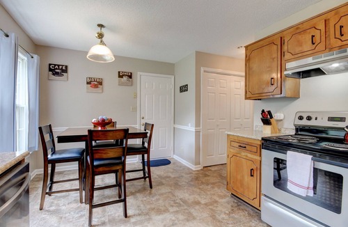 Clarksville House | Chucks Cozy Casa a 3 BR 2.5 BA Veteran Owned Family Friendly Retreat