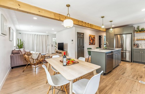 Skyland House | City Park Modern Escape. 5 Bedroom Family & Pet Friendly