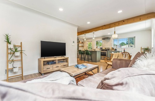 Skyland House | City Park Modern Escape. 5 Bedroom Family & Pet Friendly