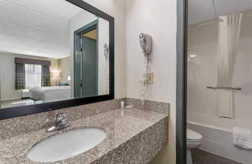 Kimball Hotel | Clarion Pointe Kimball By Choice Hotels