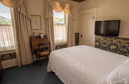 Central Boulder House | Classic & Elegantly Appointed Room for Couples!