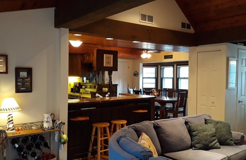 Fontana-on-Geneva Lake House | Classic Lake House just a few blocks to Abbey, Lakefront, Restuarants, & Beach