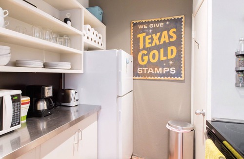 West End Condo | Clean, Cool, and Chic Condo for 30day+ Rent!