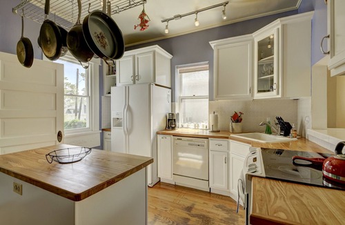 Sunnyside House | Clean & Cozy Kid-Friendly Home Near Downtown, Highlands, Hwy, Free WiFi