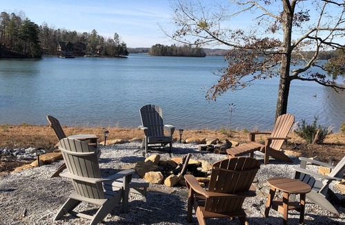 Six Mile House | Clean, Modern, Lake Keowee Retreat Near Clemson