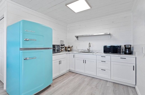 Dunlap House | Cliffside Tiny Home w/Panoramic Views & Hot Tub!