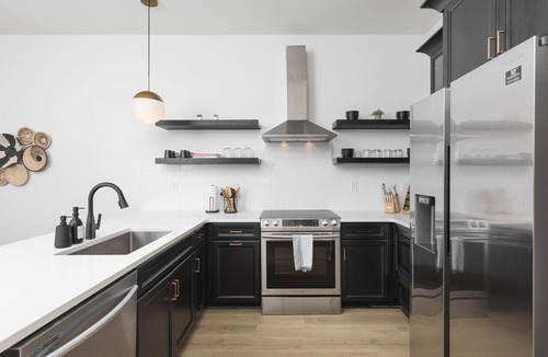 Cleveland Park House | Close to Broadway + Walkable Area - 4 Bed, 2 Bedrm