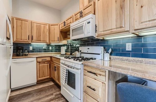 City Park Apartment | Cloud by Modern Midstay/1Block to City Park #C11