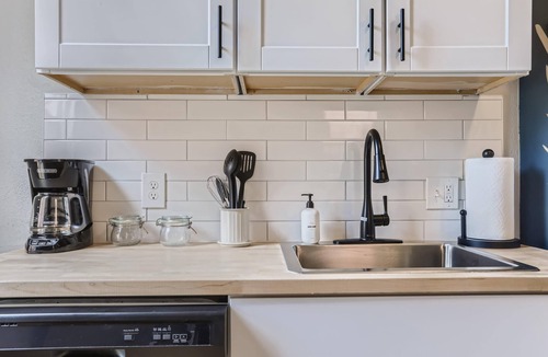 Congress Park Apartment | Cloud by Modern Midstay/1 Block to City Park #C4