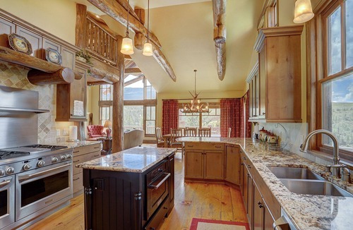 Breckenridge House | Cloud Peak Vista is a five-star home built into the hillside in the Peak Seve