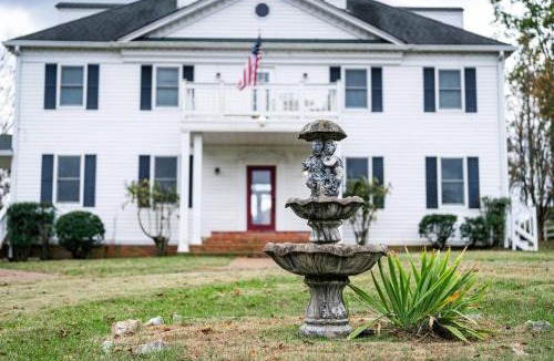 Spring Hill House | Colonial Manor