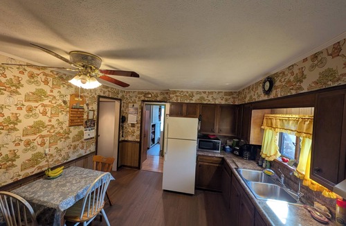 Hubbard House | Comfortable 2-bedroom house with AC in charming Hubbard. Full Kitchen, Laundry