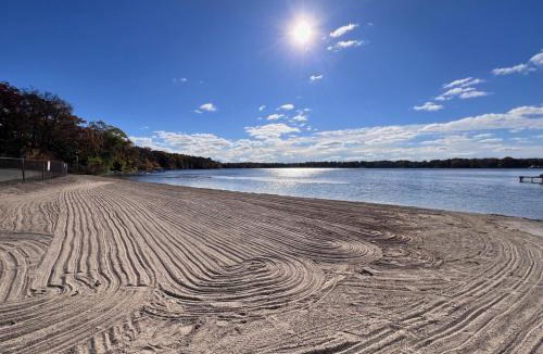 Bohners Lake House | Comfortable Cabin on Lake and 20 min from Ski Hill and Alpine Valley