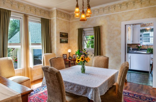 Newberg House | Comfortable Elegance in the Heart of Downtown Newberg