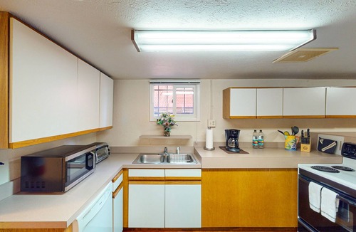 Lincoln Park Apartment | Comfortable guesthouse, prime location with patio