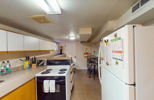 Lincoln Park Apartment | Comfortable guesthouse, prime location with patio