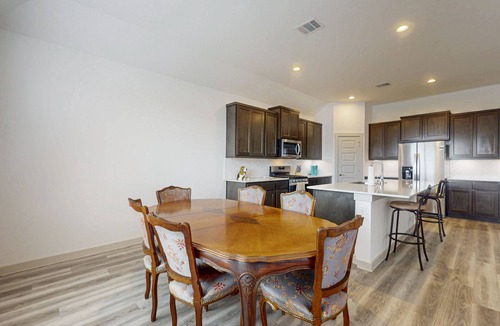 League City House | Comfortable, spacious home close to shopping in a quiet neighborhood