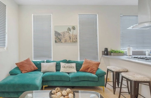 East Hollywood Apartment | Comfy 2bed apartment with Private Balcony, Rooftop, & A/C near Griffith Park