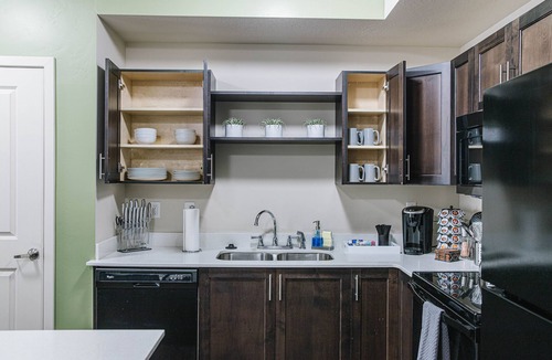 Orem Apartment | ⭐Comfy Apartment ⭐Near BYU | UVU⭐ King beds ⭐4K HD TVs ⭐ Fast Wi-Fi