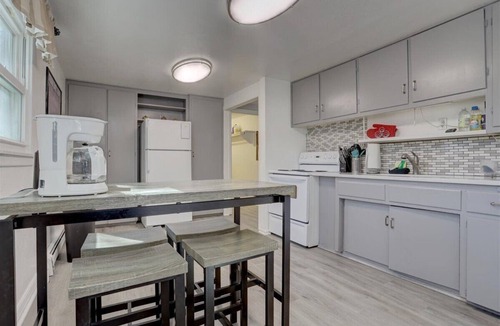 Arvada House | Comfy bungalow and fast Wi-Fi!