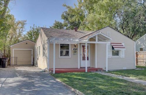 Arvada House | Comfy bungalow and fast Wi-Fi!