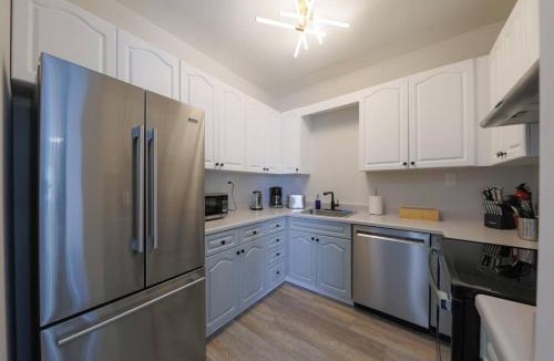 West End Apartment | Comfy Nashville 1BR with King Bed and Optional Parking Near Gulch & Midtown Walk to The Parthenon