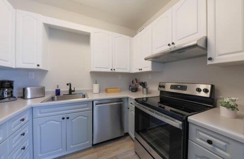 West End Apartment | Comfy Nashville 1BR with King Bed and Optional Parking Near Gulch & Midtown Walk to The Parthenon