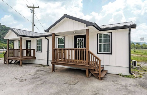 Celina Apartment | Completely renovated 2 bedroom apartment in quaint Celina