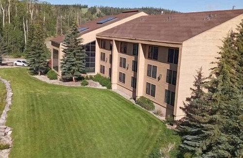 Brian Head Apartment | Condo 112, Wifi, Community Pool, Jacuzzi, Lounge,
