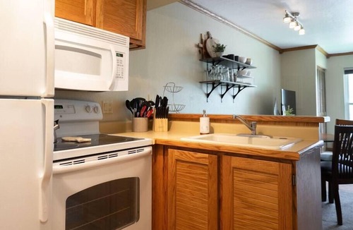 Brian Head Apartment | Condo 140, Wifi, Community Pool, Jacuzzi, Lounge,
