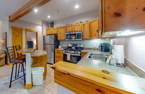 Keystone Condo | Condo Just Steps from a Free Ski Shuttle, Shared Pool and Hot Tubs