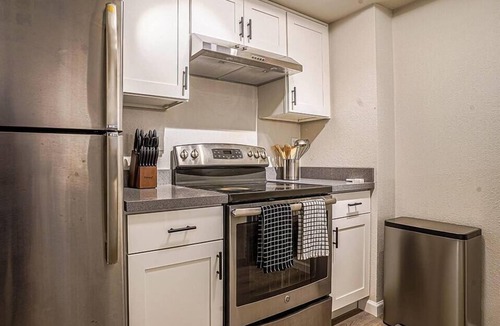 Bridle Trails Condo | Condo with king bed, walk to Microsoft, park