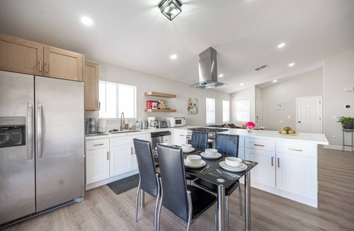 Canyon Gate House | "Contact me, and there might be a pleasant surprise."